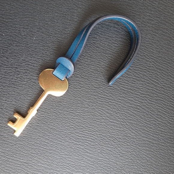 Fossil key bag charm - Picture 2 of 3